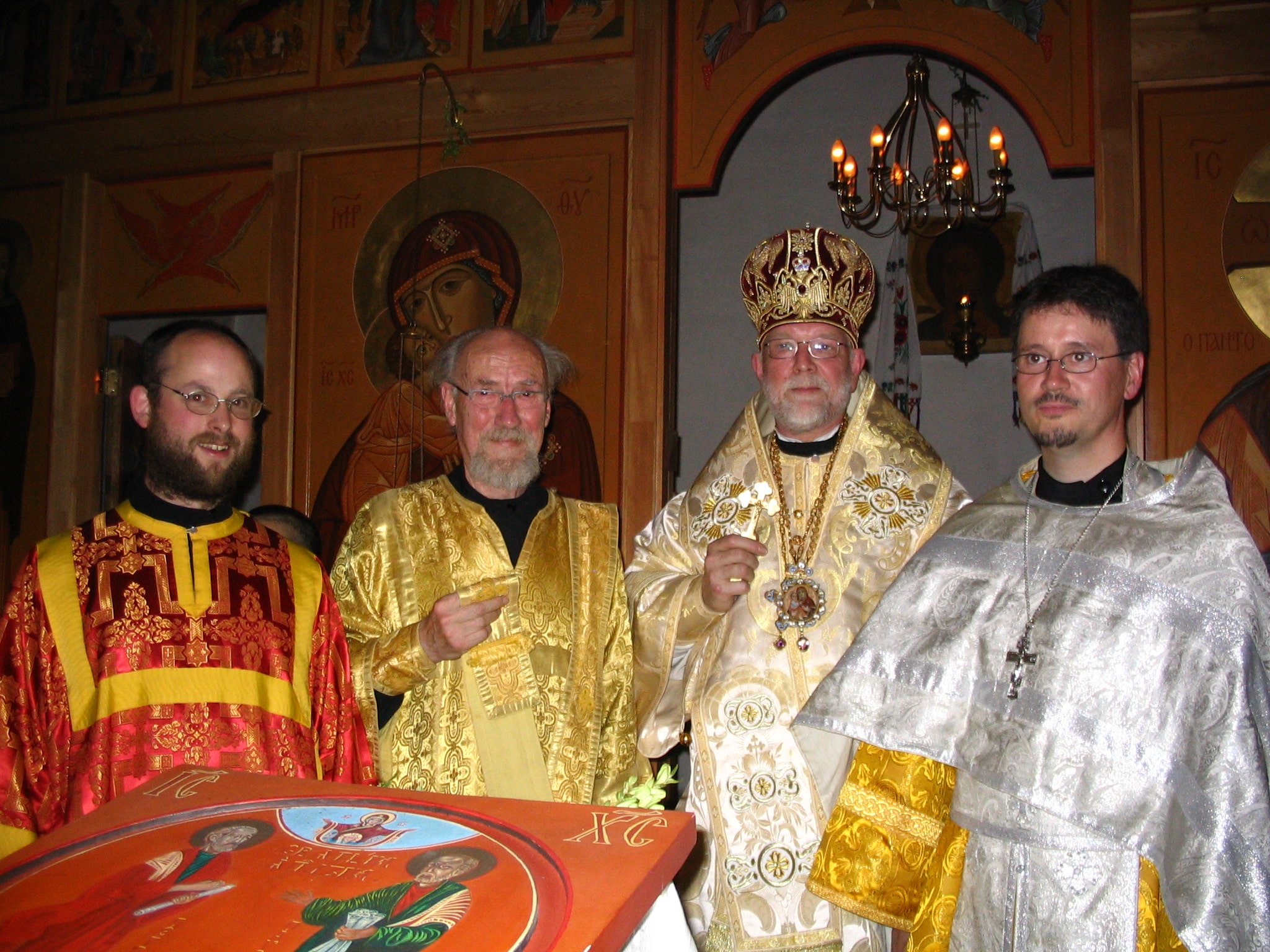 Mgr Gabriel entouré des nouveaux ordonnés